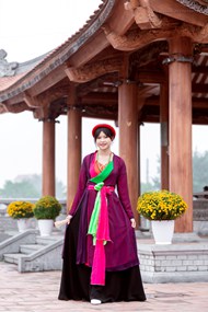 春节穿着传统服饰的越南美女图片