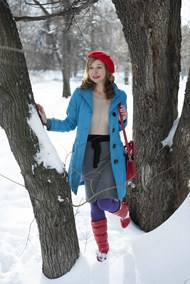 冬季白色雪地蓝色大衣戴帽美女摄影高清图片