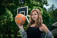 篮球场美女手持篮球写真精美图片