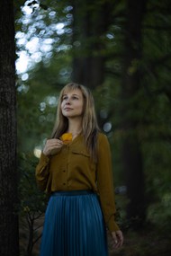 棕色衬衫蓝色半裙美女树林摄影图片下载