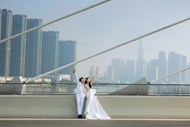 城市高楼大厦桥上情侣拍婚纱图片下载