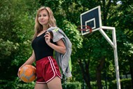 篮球场手持篮球的美女图片大全