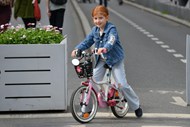 街拍路边骑儿童车的小女孩图片下载
