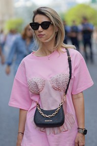 欧美时尚街拍美女粉色T恤穿搭图片下载