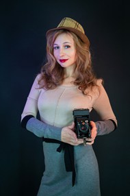 手持相机的性感俄罗斯美女高清图片