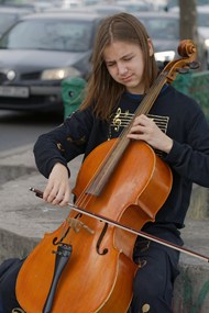 街头拉大提琴的女孩图片大全