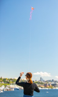 欧美美女海边放风筝背影精美图片