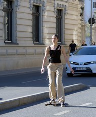 欧美美女街头滑板运动写真高清图片
