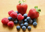 新鲜红色草莓蓝莓覆盆子写真高清图片