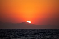 日暮黄昏海上落日余晖夕阳写真高清图片