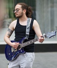 街头艺人弹吉他写真高清图片