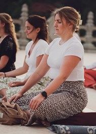 女性集体冥想瑜伽打坐写真精美图片