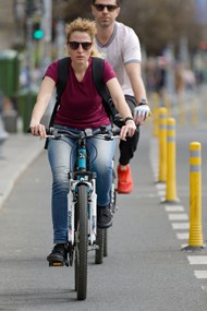 欧美街拍骑单车的情侣精美图片
