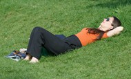 躺在草地上休息的美女图片下载
