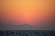 日暮黄昏静谧远山湖泊风光写真高清图片