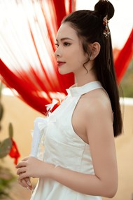 亚洲白色挂脖裙侧颜美女精美图片