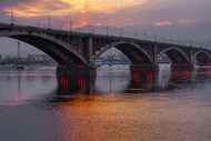 夕阳西下横跨在河流上的大桥图片大全