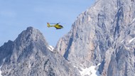 山之巅上的直升机写真精美图片