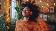 戴耳机听音乐的黑人美女图片下载