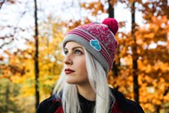 秋天树林戴着针织帽的美女图片下载