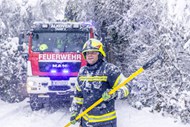 冬季树林消防车消防员写真图片