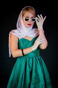 绿色蓬松连衣裙戴墨镜美女摄影精美图片