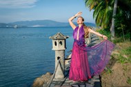 站在江滨边上的紫色纱裙模特美女精美图片