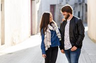 时尚年轻欧洲小巷街拍情侣精美图片
