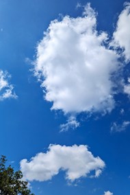 蓝色天空白色卷积云写真图片