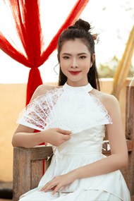 手持折扇的亚洲东方美女高清图片