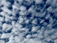 蓝色天空一团团浮云写真精美图片