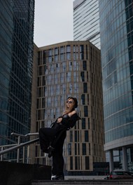 时尚前卫美女站在高楼大厦前写真高清图片