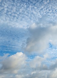 一团团浮云的天空写真高清图片