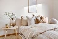 白色家居卧室双人床抱枕茶几写真高清图片