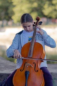 欧美少年拉大提琴写真图片大全