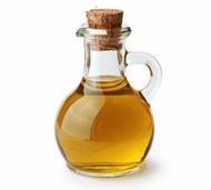 玻璃瓶装金色橄榄油高清图片