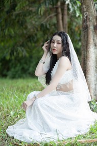 树林草地新娘美女白色婚纱摄影图片