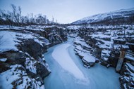 冬季白色积雪覆盖岩石地貌风光图片大全