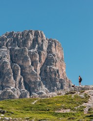 蓝色天空户外背包旅行登山写真图片