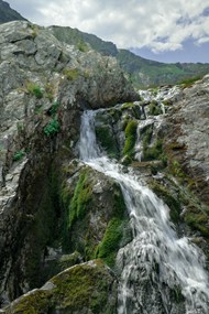 蜿蜒盘旋石壁瀑布风景写真图片大全