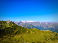 蓝色天空巍峨高山山脉风光写真图片下载