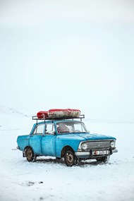 冬季雪地蓝色破旧汽车写真高清图片