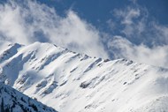 蓝天白云巍峨雪山山脉高清图片