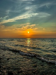 清晨平静海平面日出风景写真图片下载