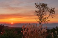 日暮黄昏山头夕阳晚霞风光写真图片