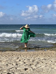 夏日海边美女踏浪看海精美图片