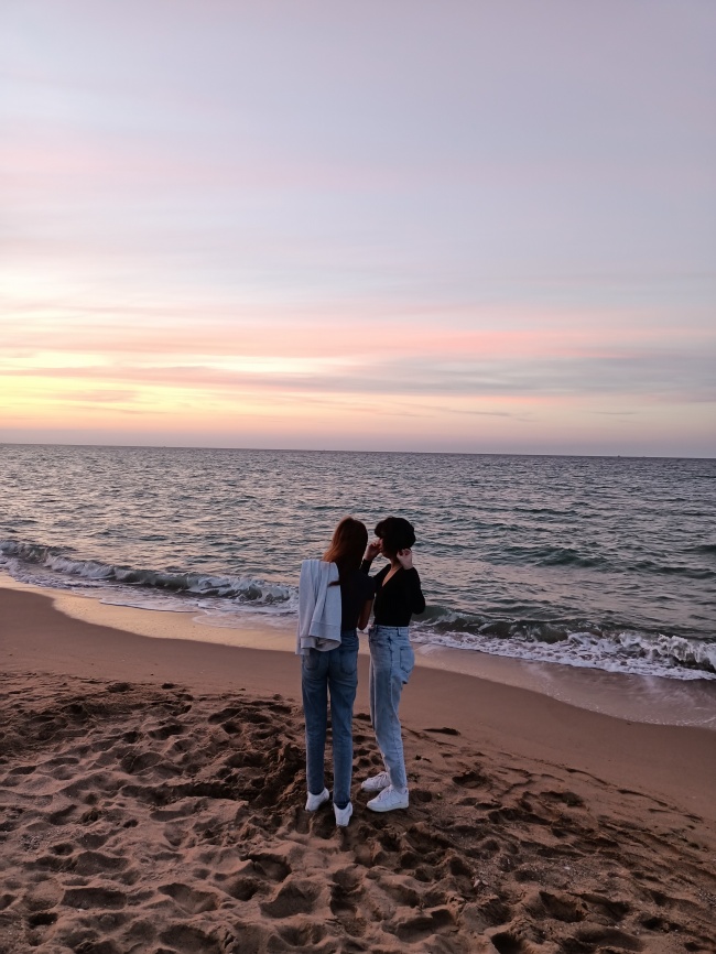  站在沙滩上两闺蜜背影图片下载 