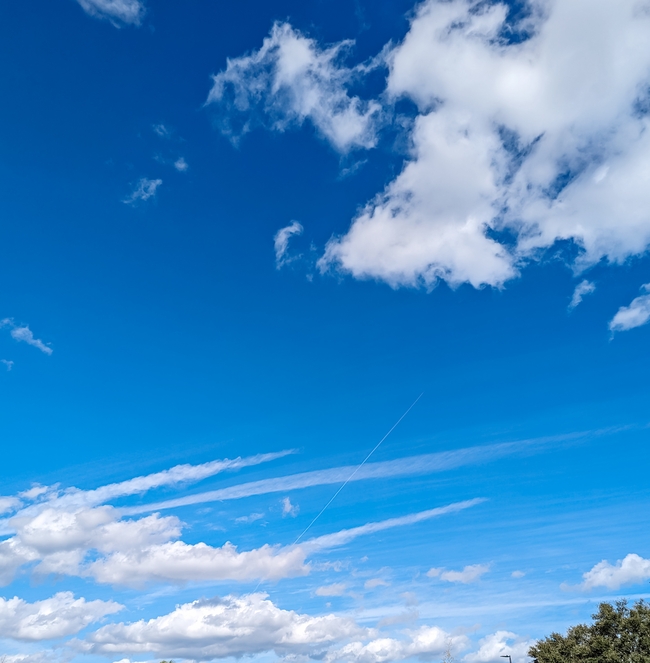  蓝色天空层层浮云写真高清图片 