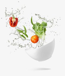 动感水波碗里的新鲜蔬菜psd图片