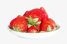 白瓷盘里的草莓psd图片